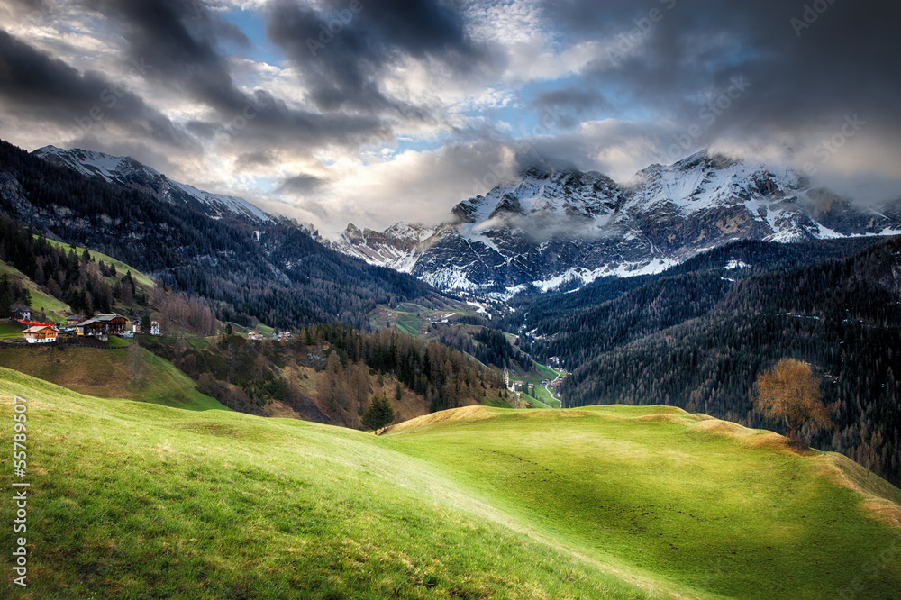 Obraz premium Cloudy sunrise over Dolomites mountains