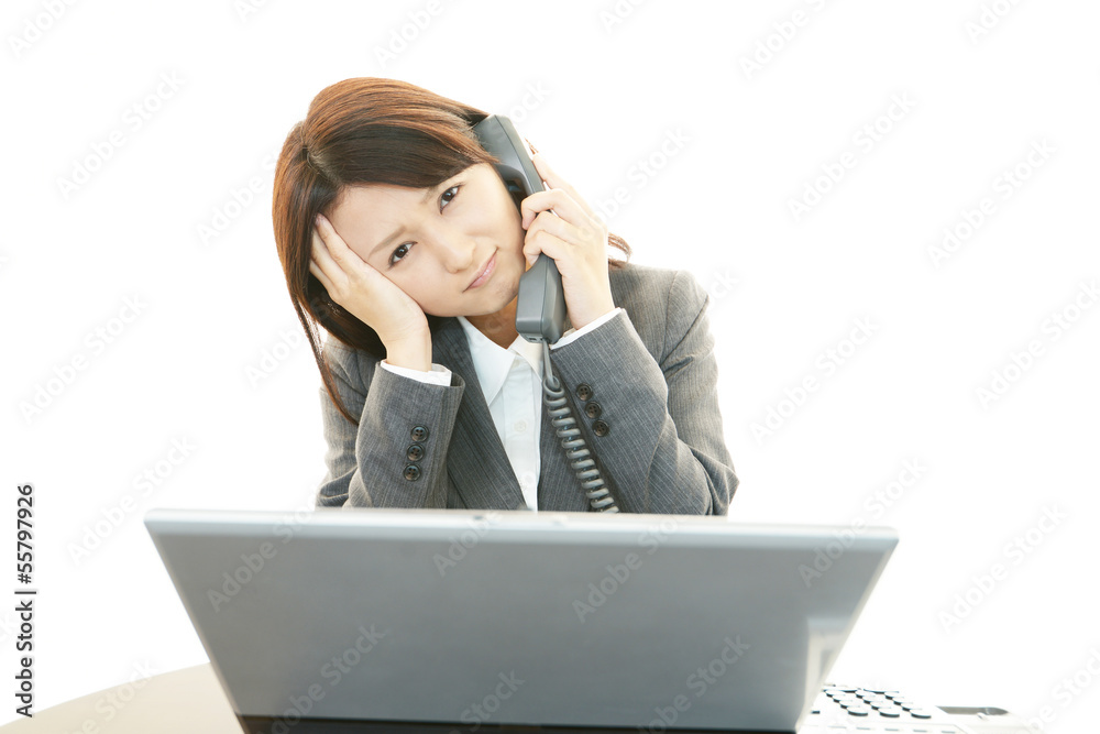 電話対応をするＯＬ