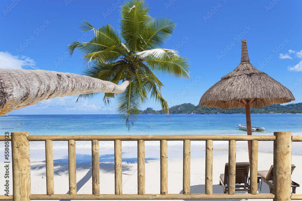 Fototapeta premium balcon sur plage des Seychelles