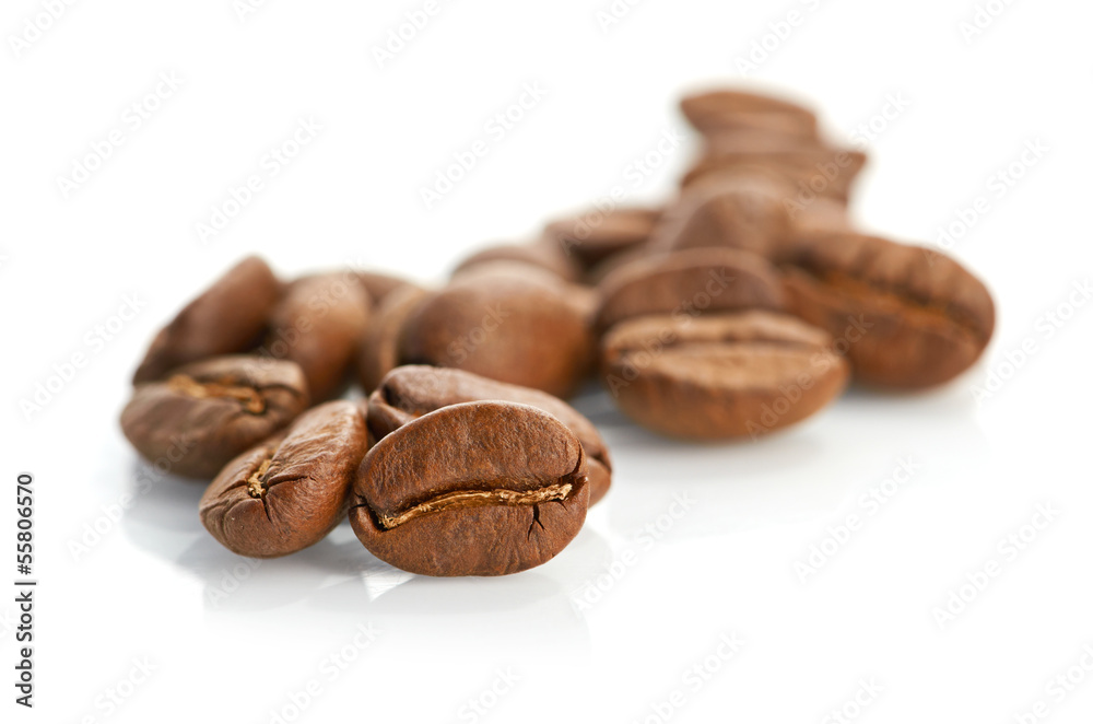 Naklejka premium Macro of coffee beans isolated on white background