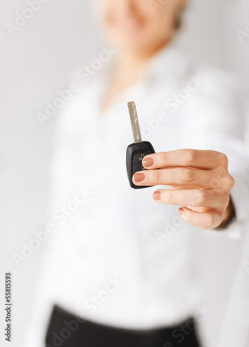 woman hand holding car key
