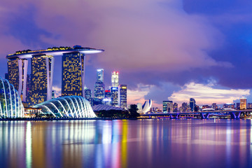 Fotobehang Singapore Singapore skyline verlicht in nacht  © leungchopan