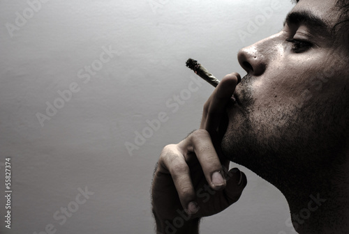Perfil de una persona fumando
