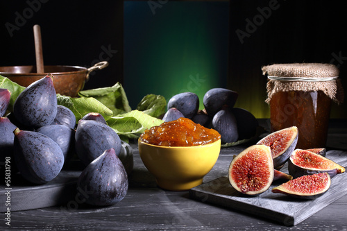 fichi con marmellata composizione su tavolo grigio sfondo verde photo