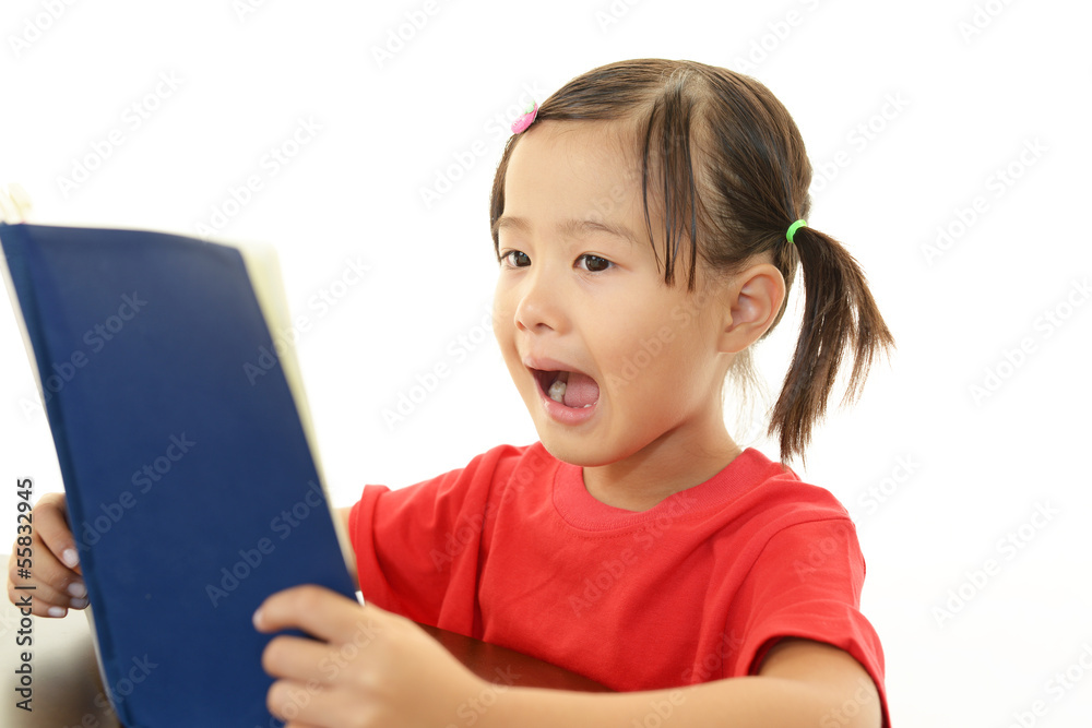 勉強を頑張る女の子