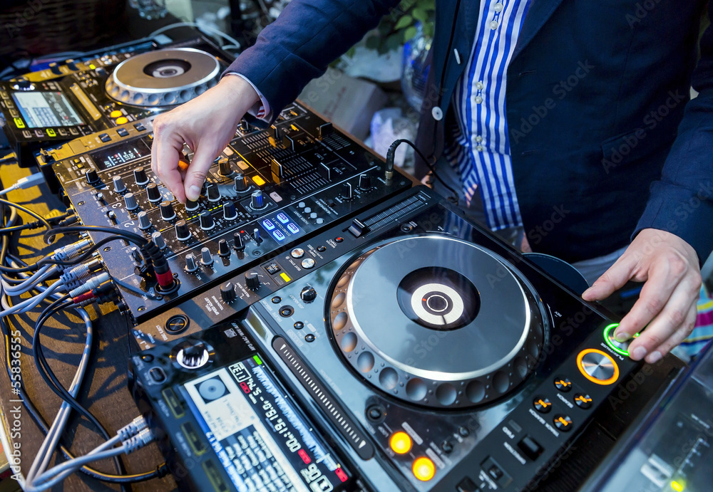 Naklejka premium Dj playing the track