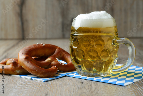 Frisch gezapftes Bier mit Laugenbrezel photo