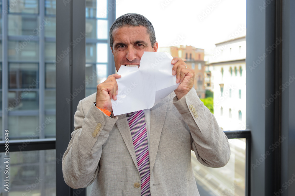 Uomo d'affari che strappa un foglio - obrazy, fototapety, plakaty 