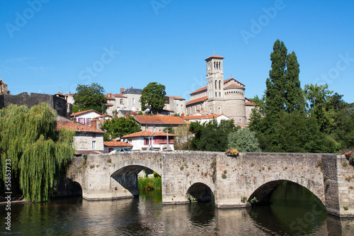 L'église notre dame et le pont de Clisson