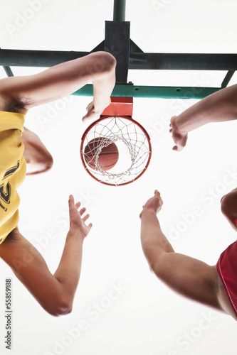 Φωτογραφία Basketball players waiting for a rebound