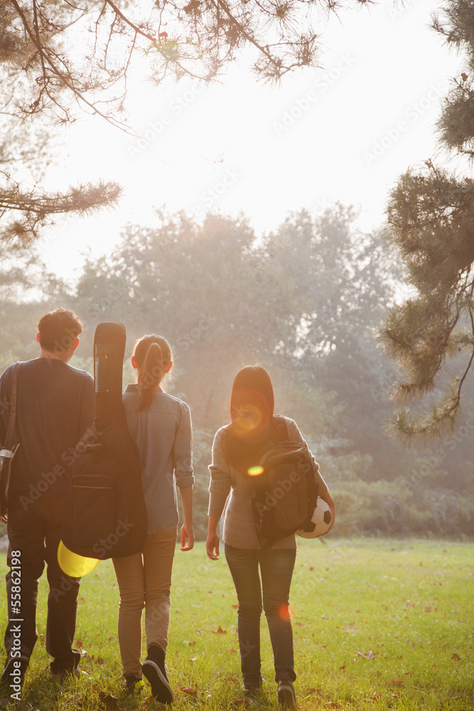 Obraz premium Teenagers hanging out in the park 