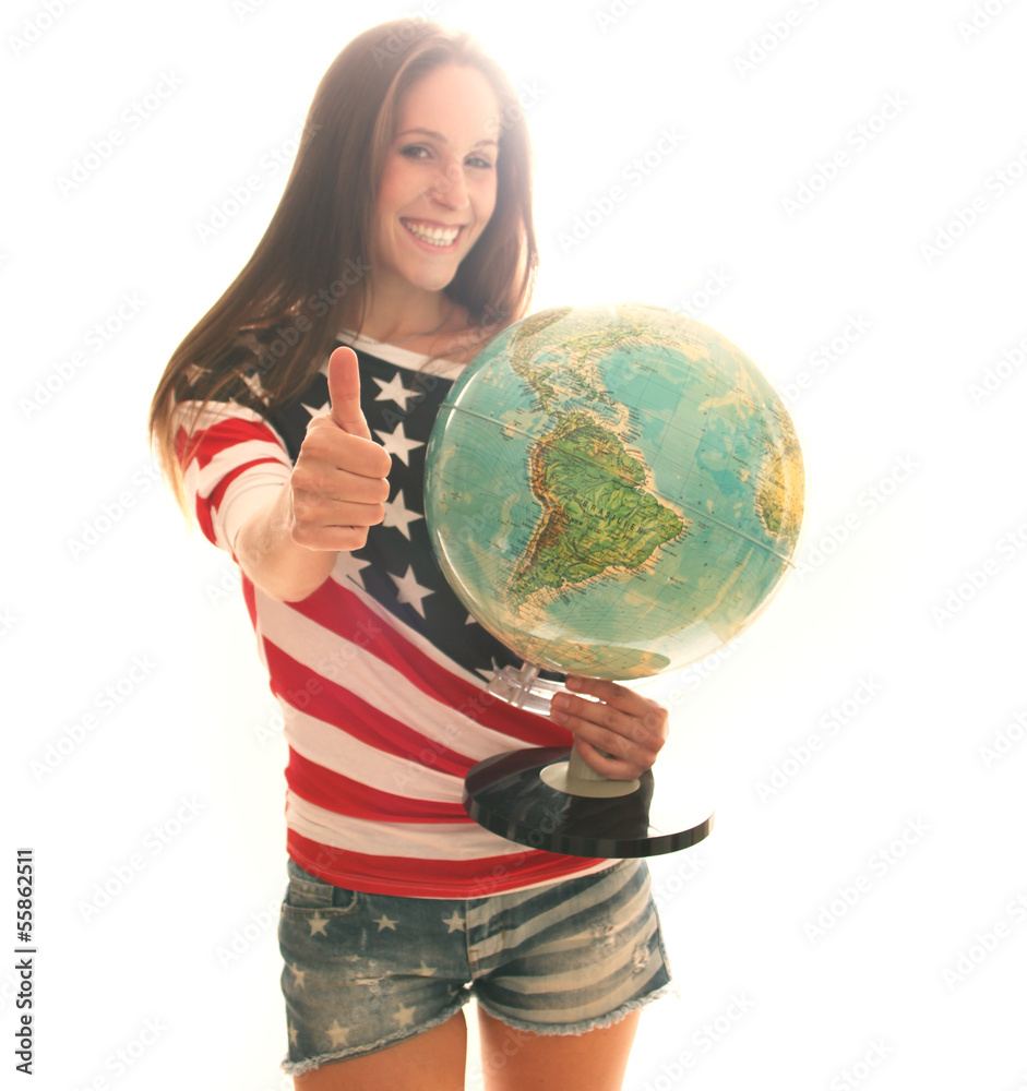 Fototapeta premium Hübsche Frau mit Weltkugel