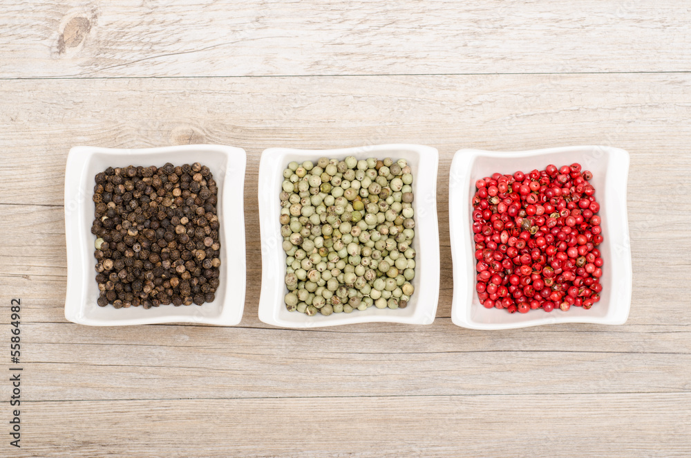 Schwarzer, grüner und roter Pfeffer Schwarzer, grüner und roter Pfeffer