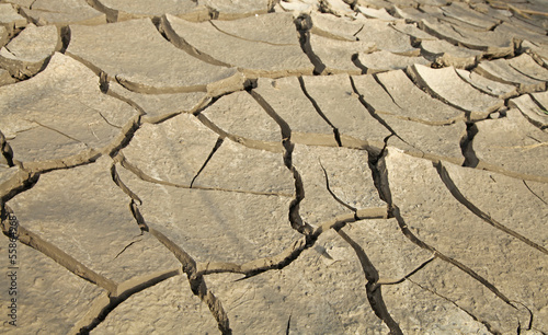 terre craquelée par la sécheresse