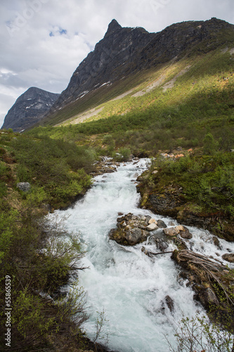 Reissender Bach im Tal Vesteras in Norwegen