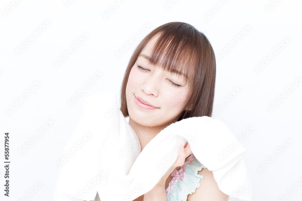 タオルを持った女性 タオルを持った女性