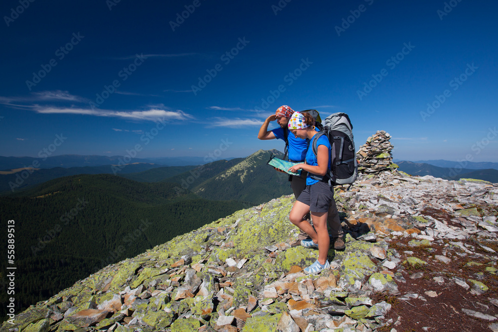 Obraz premium Caucasian couple takes rest on top of mountain