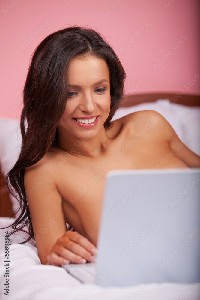 Obraz premium Beauty with computer. Attractive young naked women surfing web w