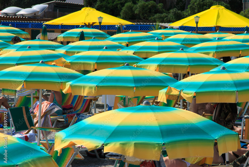 ombrelloni sulla spiaggia