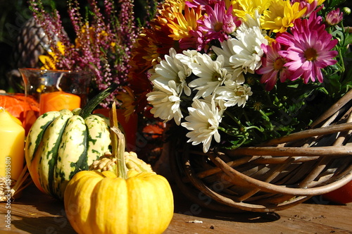 Herbstkranz und Zierkürbisse