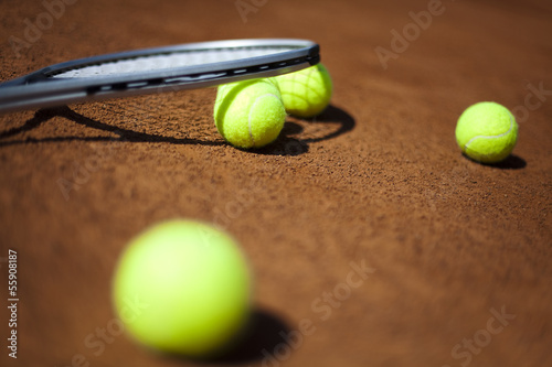 Tennis racket and balls, tennis court © Sebastian Duda