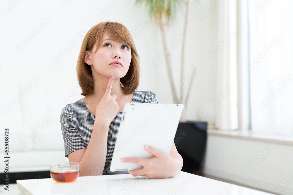 タブレットを見る女性 タブレットを見る女性