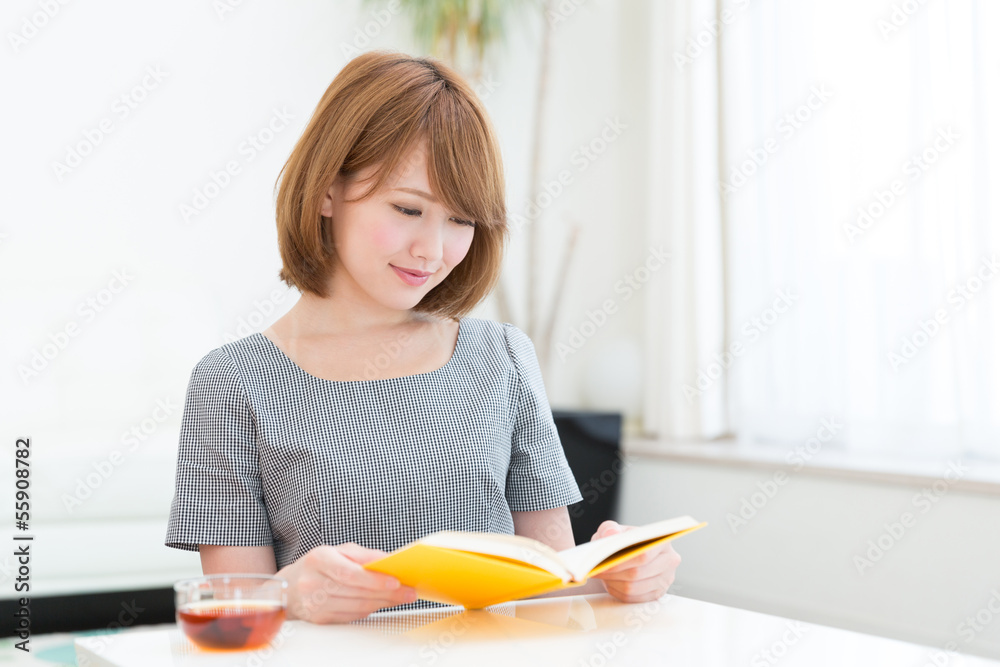 本を読む女性