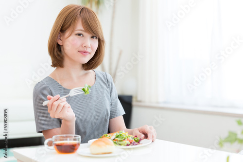 サラダを食べる女性 © miya227