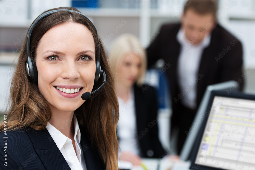 service mitarbeiterin telefoniert mit headset service mitarbeiterin telefoniert mit headset