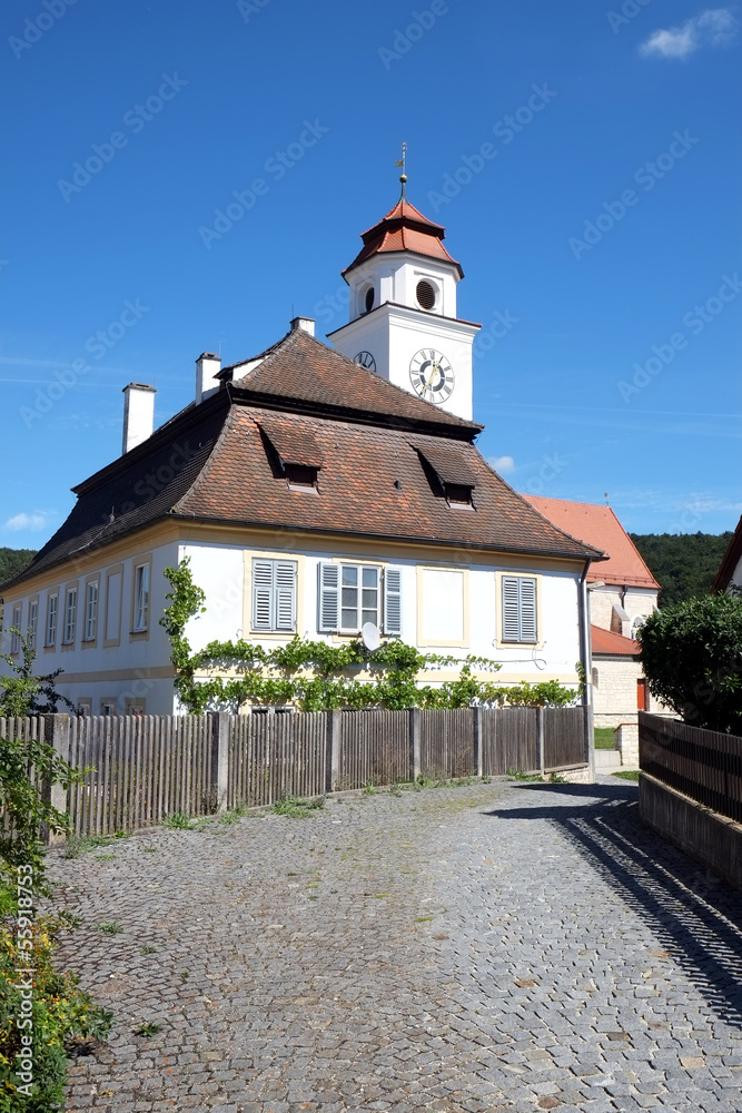Pfarrhaus und Kirche von Dollnstein