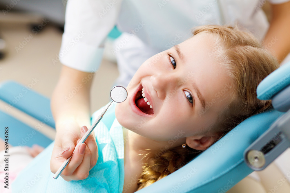 Little girl visiting dentist - obrazy, fototapety, plakaty 