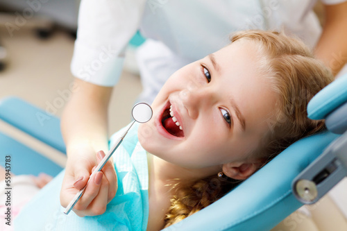 Fototapet Little girl visiting dentist