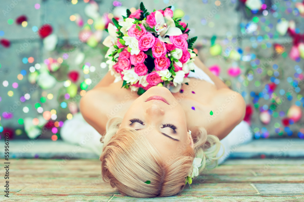 Beautiful blonde bride with a bouquet of flowers - obrazy, fototapety, plakaty 