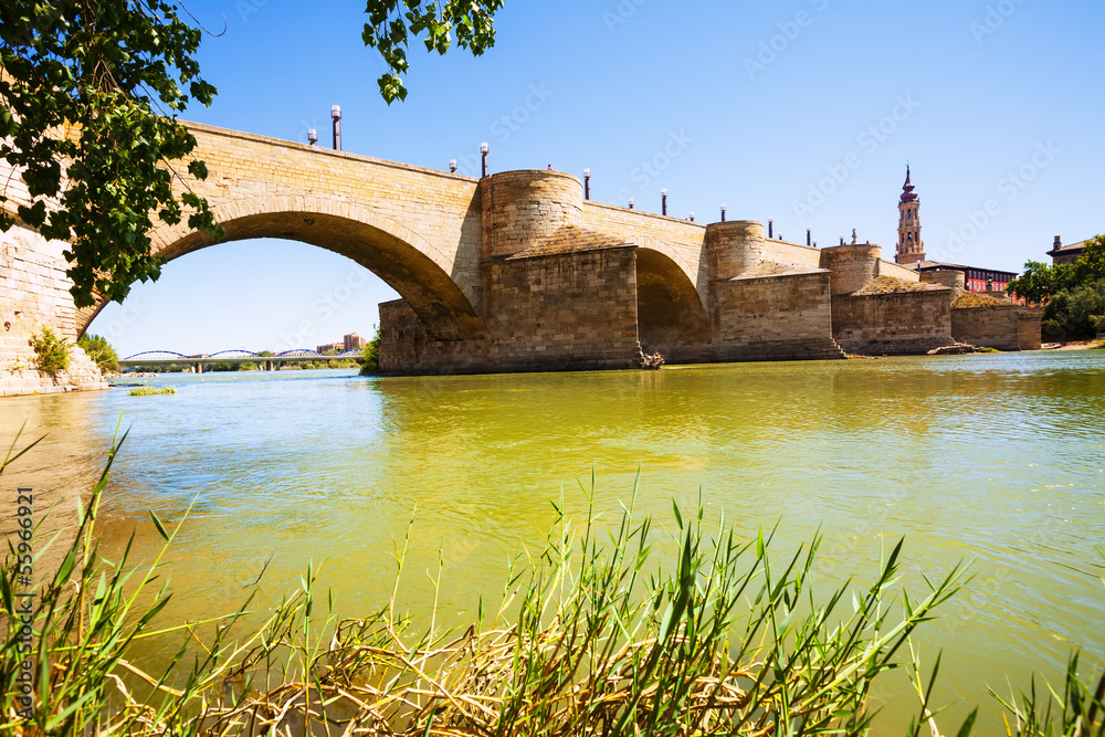 Obraz premium Puente de Piedra at Zaragoza in sunny day