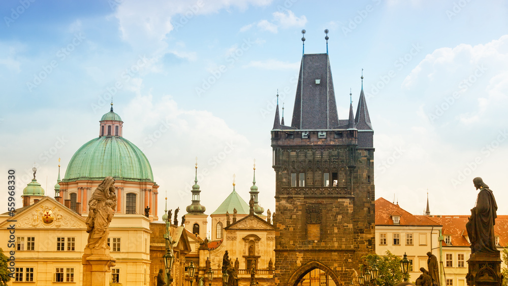 Fototapeta premium Sunrise on Charles bridge in Prague, the Czech Republic
