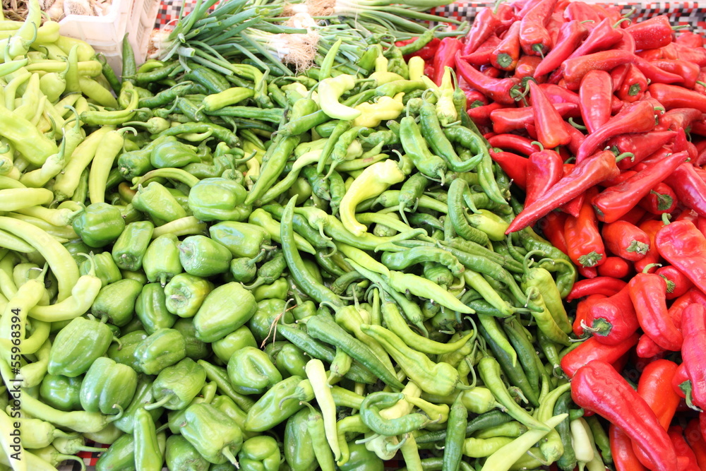 rote und grüne Paprike auf dem Wochenmarkt