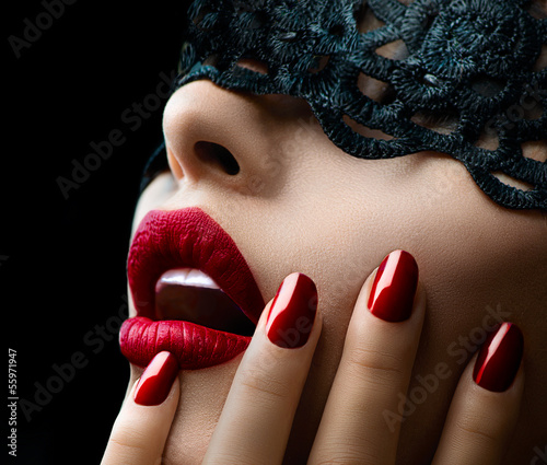 Fototapeta Piękna kobieta z czarnej koronki maską nad jej oczami