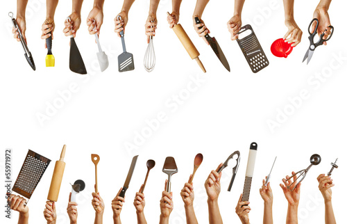 Viele Hände halten verschiedene Küchenwerkzeuge photo