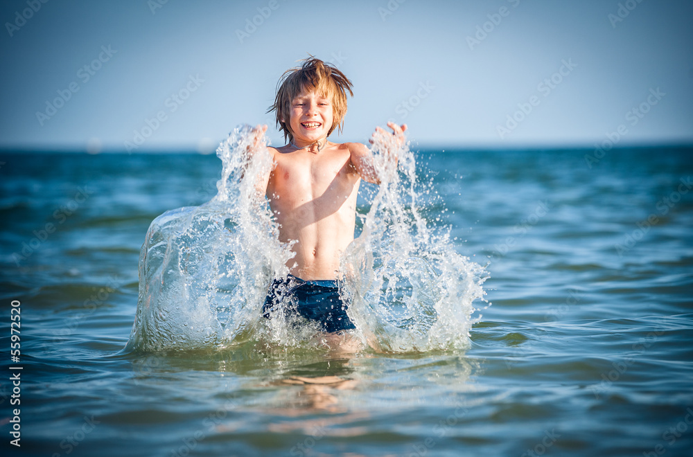 Obraz premium happy little boy in the sea