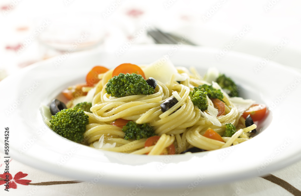 Spaghetti with broccoli and tomatoes Spaghetti with broccoli and tomatoes