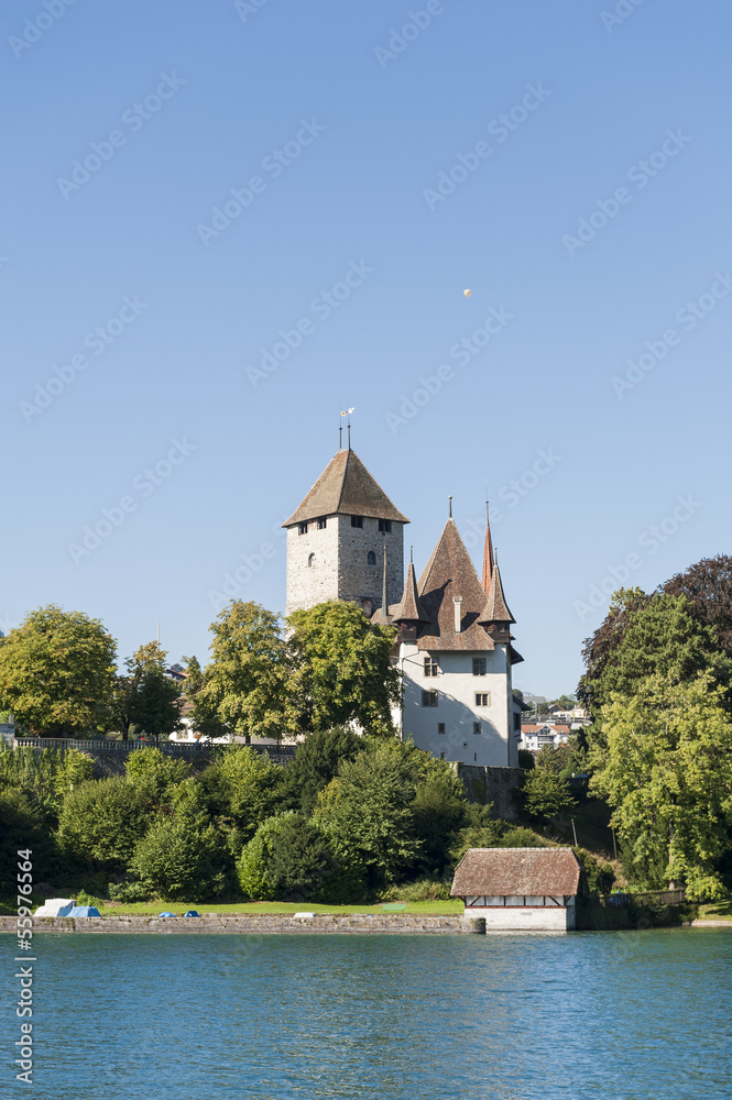 Spiez am Thunersee, historisches Schloss Spiez mit Steg