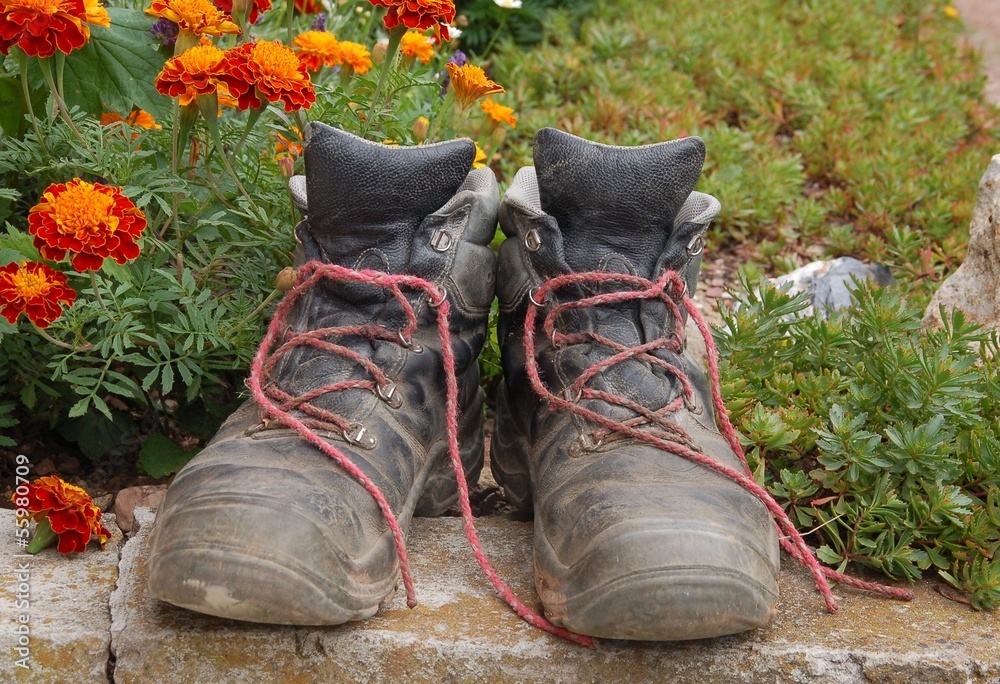 Nach der Gartenarbeit - Arbeitsschuhe Stock-Foto | Adobe Stock