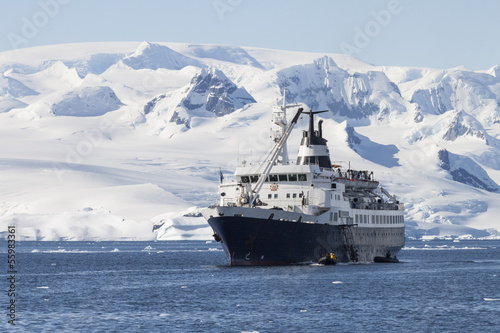 Kreuzfahrtschiff in Mikkelsen Harbour, Antarktis © Klaas Köhne