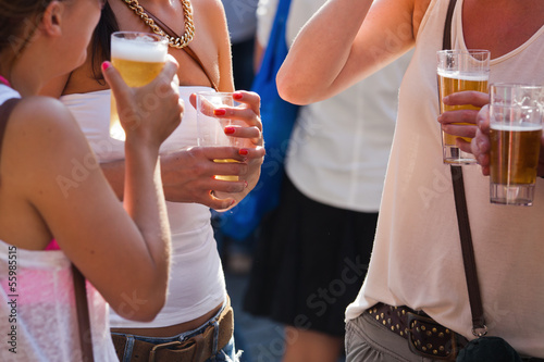 Slika na platnu junge Leute gemeinsam beim Biertrinken