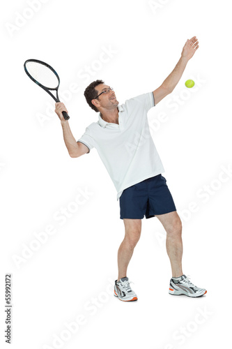 ewachsener mann mit tennisschläger tennisspieler isoliert © juniart