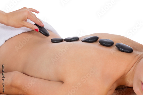 junge attraktve frau bekommt eine hot stone massage