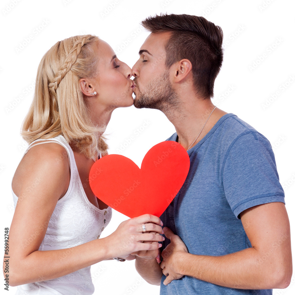 junges glückliches verliebtes paar mit rotem herz liebe isolier junges glückliches verliebtes paar mit rotem herz liebe isolier