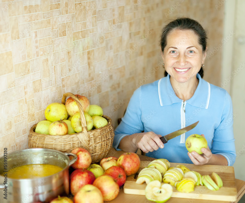 Obraz premium Woman cooks apple jam