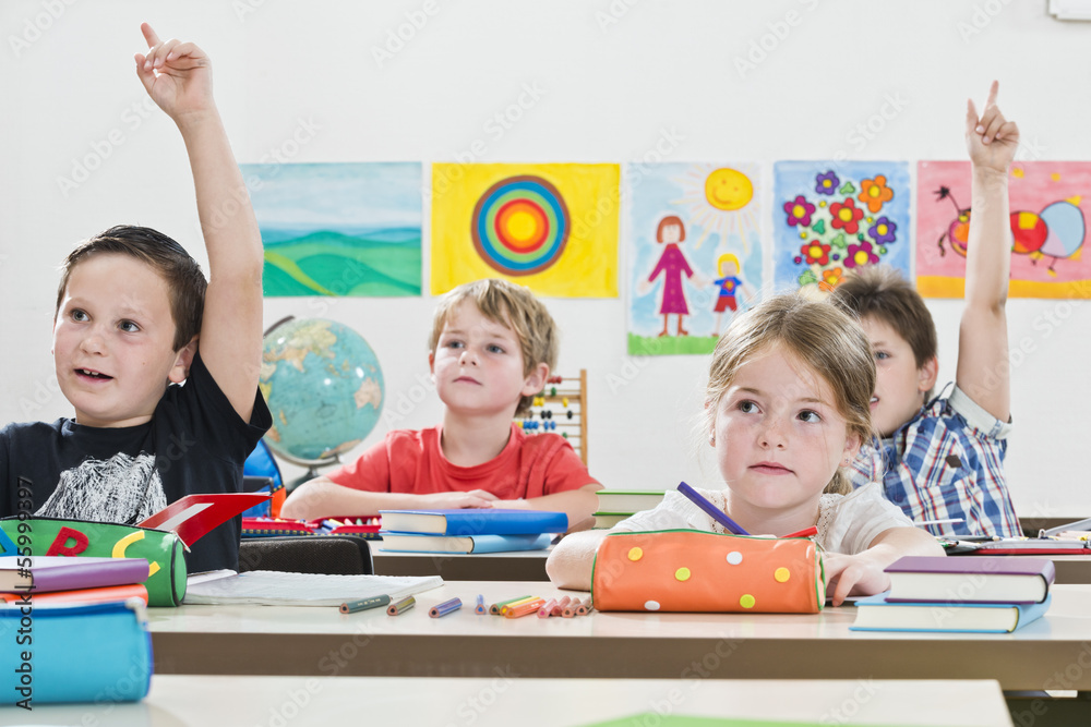 Kinder in der Schule Stock-Foto | Adobe Stock