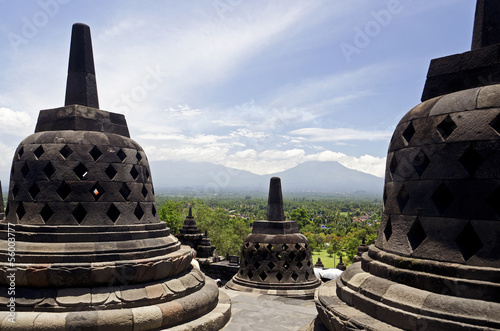 Java, Tempelanlage von Borobodur; Vulkanlandschaft photo
